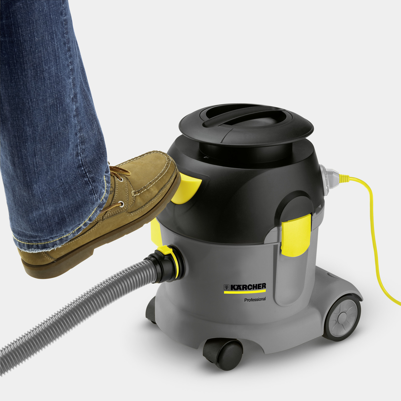Máy hút bụi khô công nghiệp T 10/1 Adv: Công tắc chân càng thêm tiện lợi