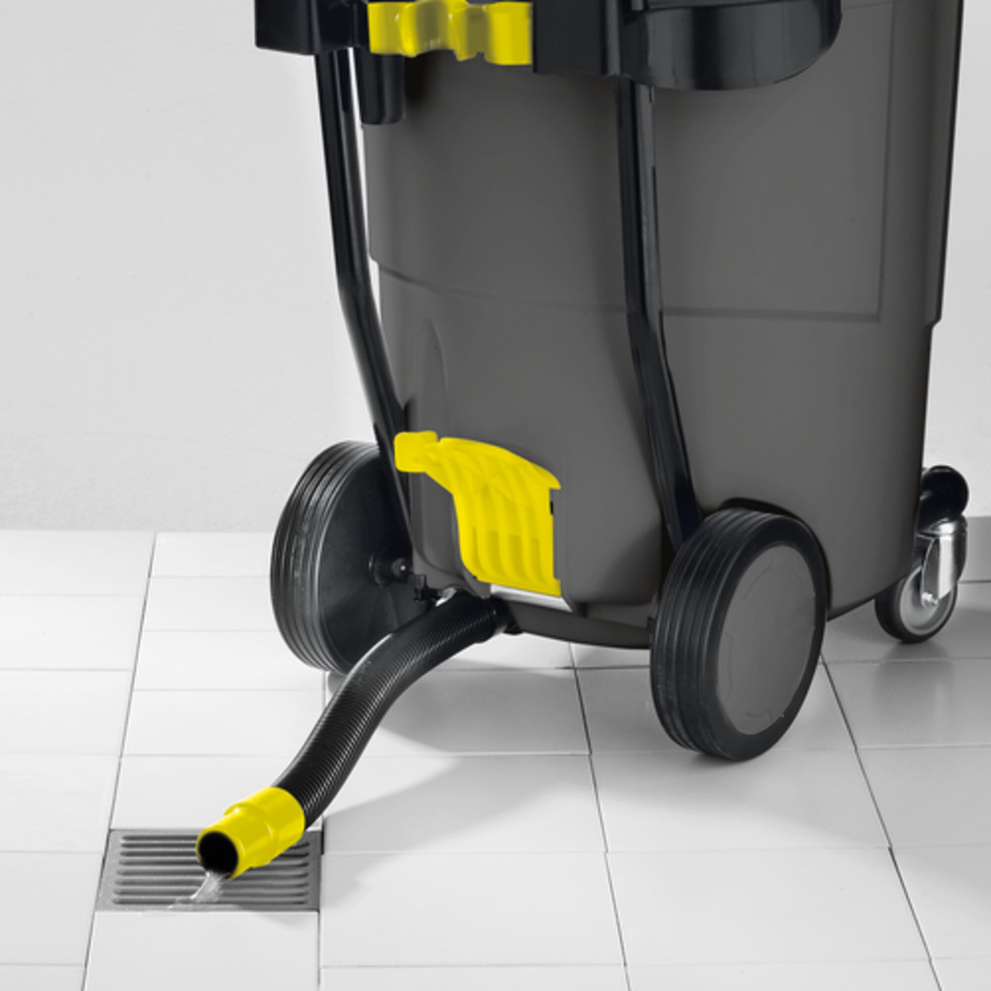 Ống xả dễ dàng tiếp cận giúp xả chất thải thuận tiện.